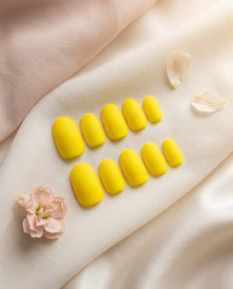 Round shaped press-on nails